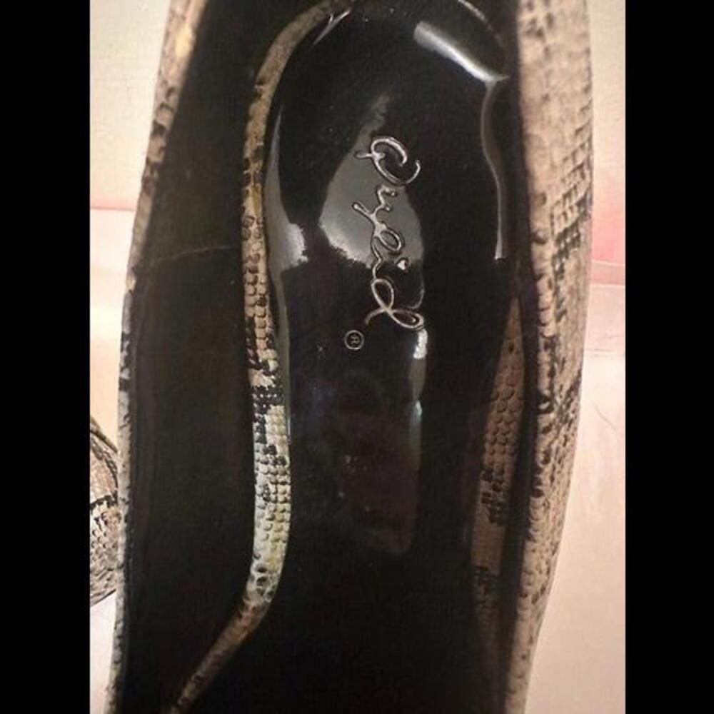 Wildly Chic Snakeskin Stilettos - Elevate Your Style Game - Picture 4 of 4